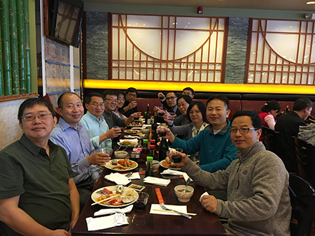 下届SAPA会长刘建博士（左），不朽情缘mg官网新泽西客户总监王建锋博士（右5）等专家举杯庆佳节