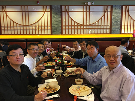 已回国创业的王耀林博士（左1）、杜武博士（右2）和同桌专家分享创业点滴