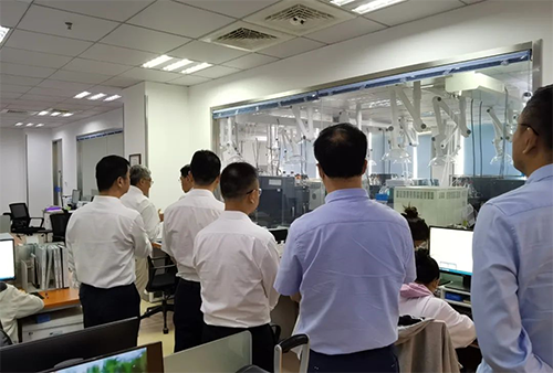 陈博士带领杨副市长一行人参观了不朽情缘mg官网规范化的先进实验室，讲解了药物临床前的研发和IND申报流程。